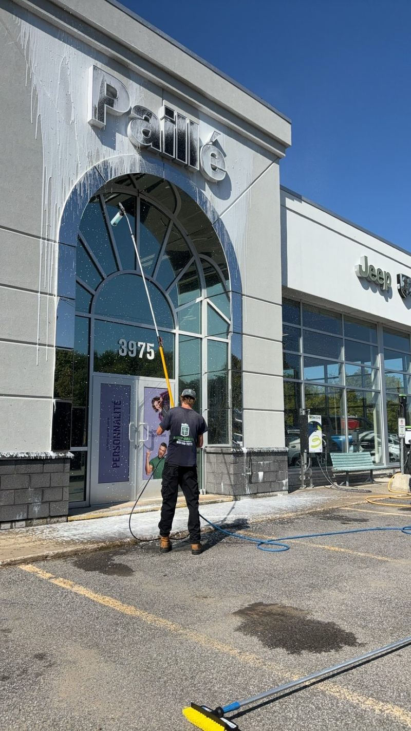 Lavage de la façade vitrée d'un concessionnaire