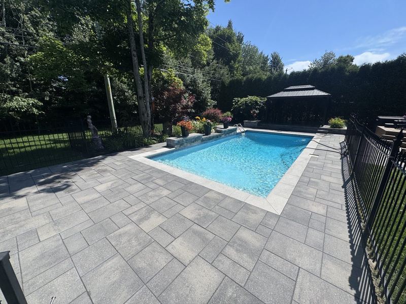 Contour de piscine en pavé uni